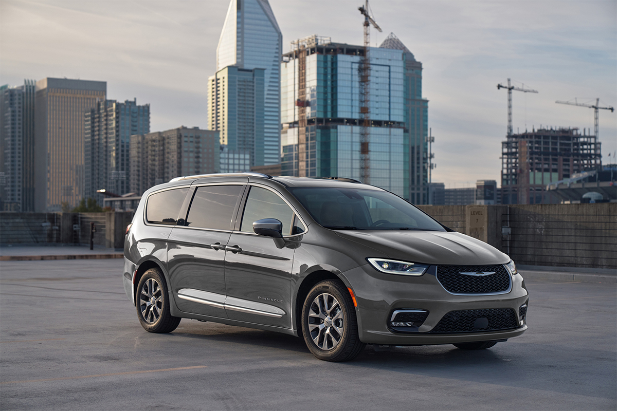 2024 Chrysler Pacifica Hybrid Image 02